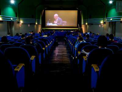 Entriamo, per ammirare le 332 poltroncine blu poste davanti allo schermo che proietta pi� che altro film di seconda visione